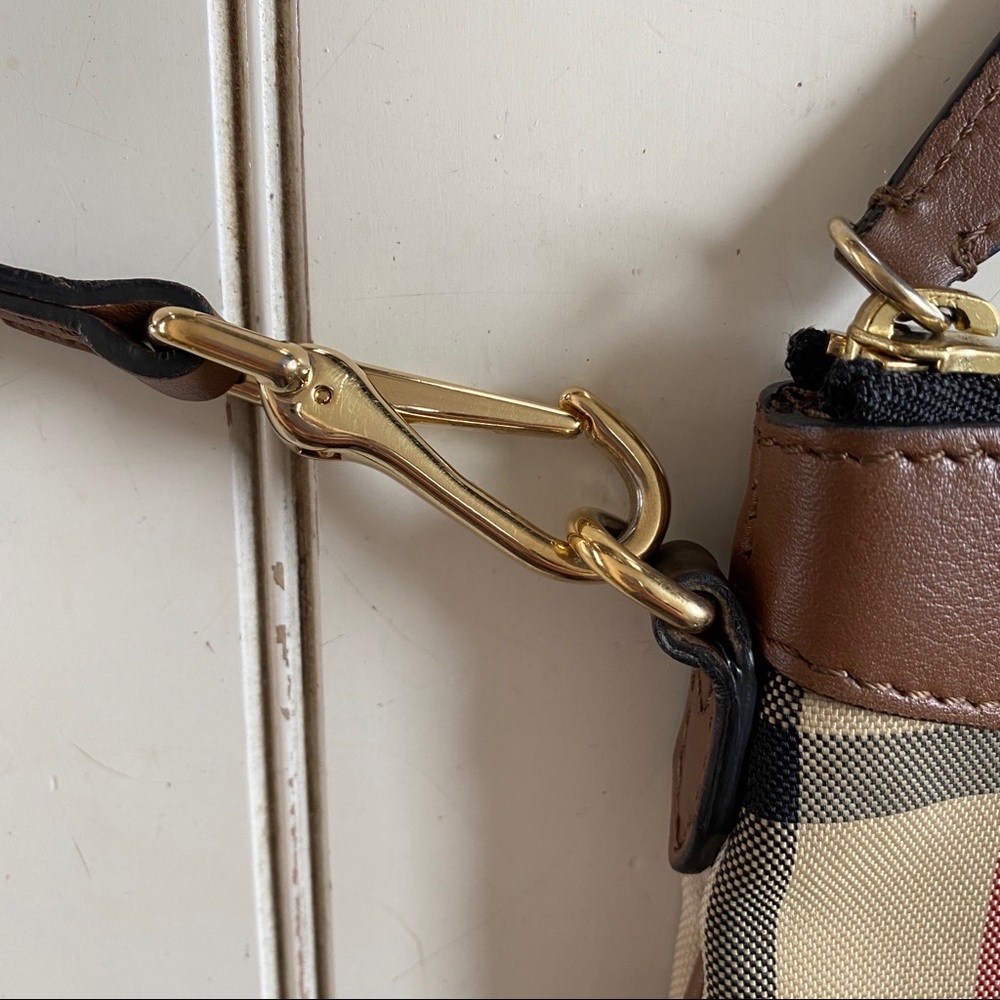 🔥Burberry plaid crossbody🔥
🔥Lowest price.🔥 price is firm: - Picture 3 of 8